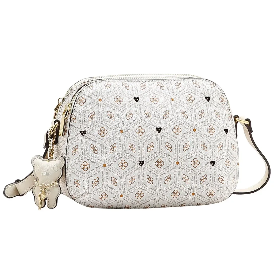 Bolsa transversal Chenson feminina cor off white com estampa geométrica bege e detalhes pretos, vista frontal levemente lateral com chaveiro ursinho.